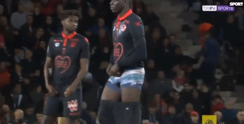 维拉力克曼城阿森纳，曼联利物浦你方唱罢我登场，或酝酿一场换帅抢亲交锋闹剧！（阿斯顿维拉连斩曼城与阿森纳，曼联利物浦轮番登场，换帅抢人大战一触即发？）