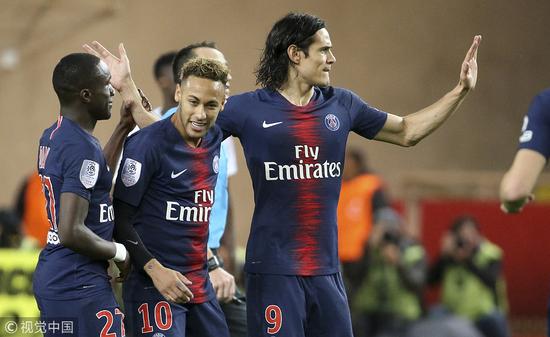 巴萨球员幸福满满，拉菲尼亚、3C、莱万与家人温馨相聚（巴萨众将其乐融融：拉菲尼亚、3C、莱万携家人温馨团聚）