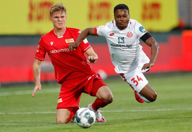 NBA：湖人险胜火箭 詹姆斯砍下38分（詹姆斯轰38分助湖人险胜火箭）