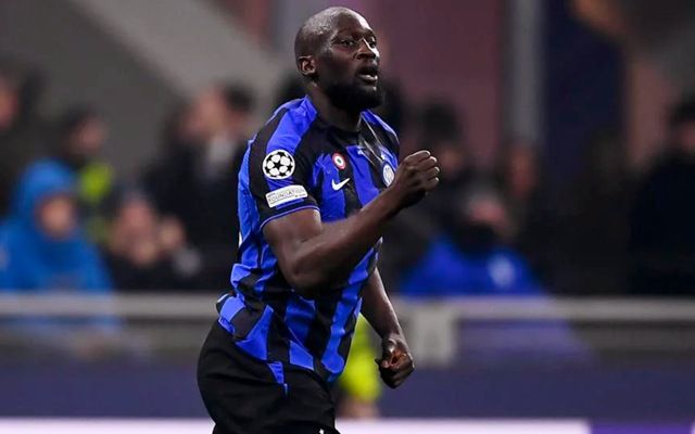 球员赛后把球鞋送给小球迷（赛后球员将球鞋赠与小球迷）