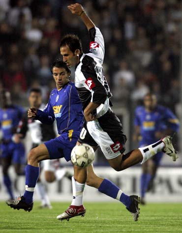 足球曼城后防核心伤缺三周，赛程压力巨大（曼城后防大将因伤缺阵三周，密集赛程压力陡增）