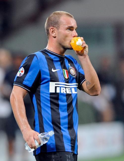 他是申花最被低估的球员，为俱乐部宁愿枯坐板凳，今年只出场一次（申花的隐形功臣，甘为球队坐冷板凳，本赛季仅登场一次）