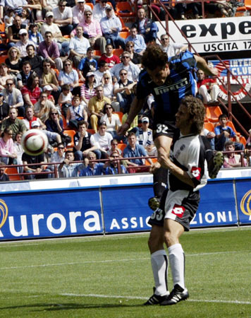 冲突细节曝光！太阳主帅称霍姆格伦先撞阿伦引发报复（冲突内情披露：太阳主帅称霍姆格伦先撞阿伦，引发后续报复）