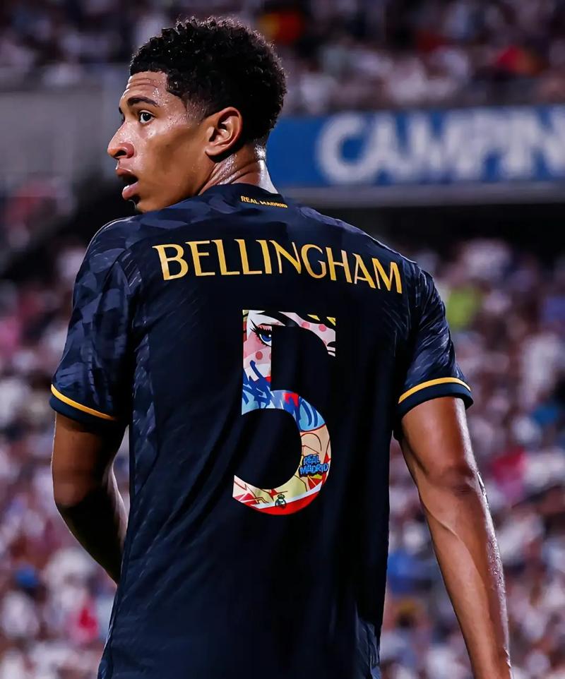 邮报：埃德森在土超遭水杯“轰炸”，欲将水杯踢回看台表不满（邮报：土超赛场遭水杯袭扰，埃德森欲踢回看台以示不满）