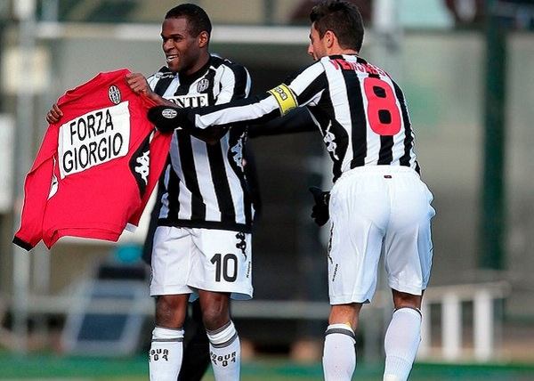 科莫队晒帕斯晃倒劳塔罗视频，后者回应差不多得了（科莫队发布帕斯晃倒劳塔罗视频，劳塔罗回应：差不多就行了）